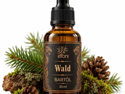Vorschau: Bartöl „Nordic Care“ (30 ml), hier im Duft Wald – Braunglasflasche mit Pipette zwischen Tannenzweigen, Moos und Zapfen