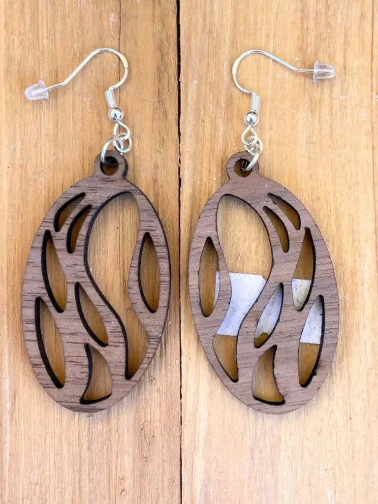 Wikinger-Ohrhänger ‚Sturmholz‘ – Handgemachte Pracht aus Nussbaum & 925 Silber