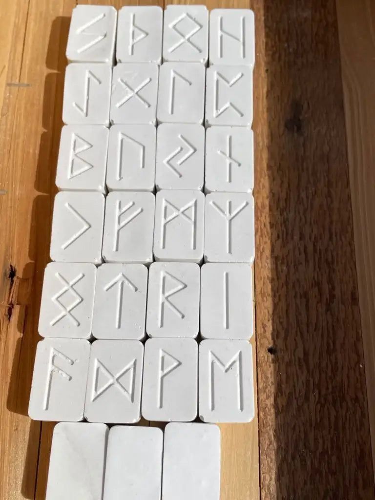 Runenset aus Keramik – Handgemacht & Mystisch
