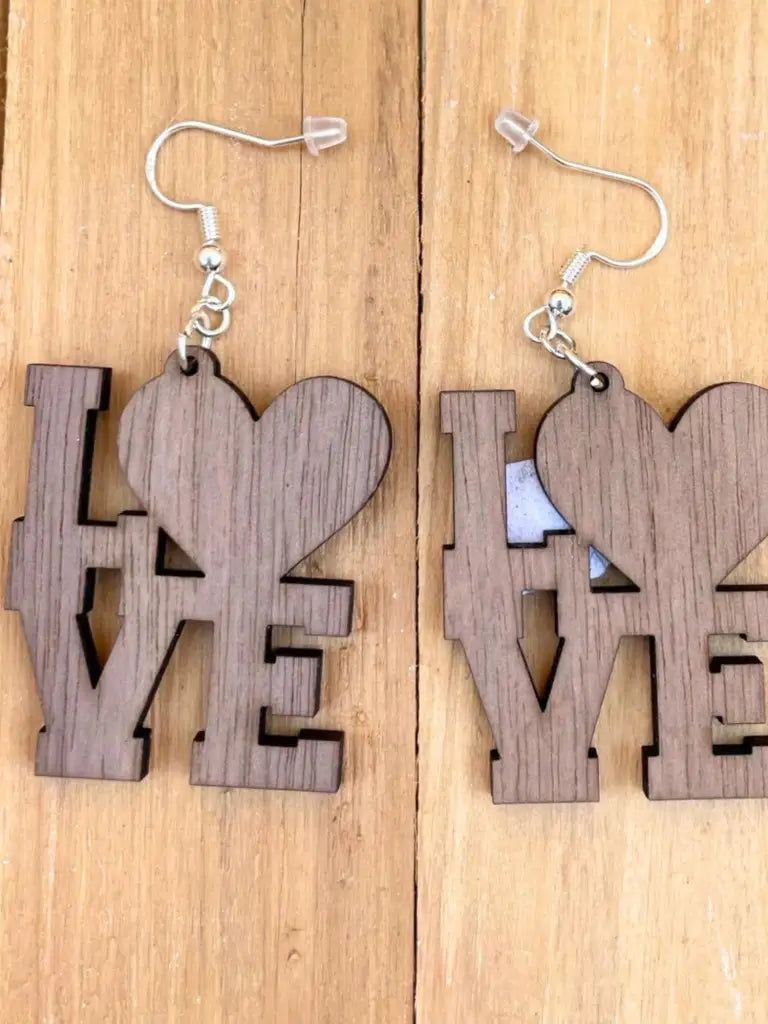 Ohrhänger ‚Love aus Nussbaum‘ – Handgemachter Holzschmuck mit Herz & 925 Silber
