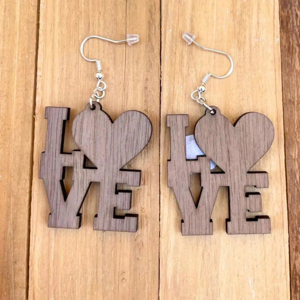 Ohrhänger ‚Love aus Nussbaum‘ – Handgemachter Holzschmuck mit Herz & 925 Silber