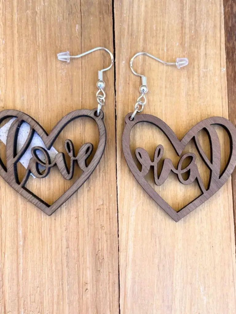 Ohrhänger ‚Herz aus Holz‘ – Handgemacht aus Nussbaum & 925 Silber mit Liebe