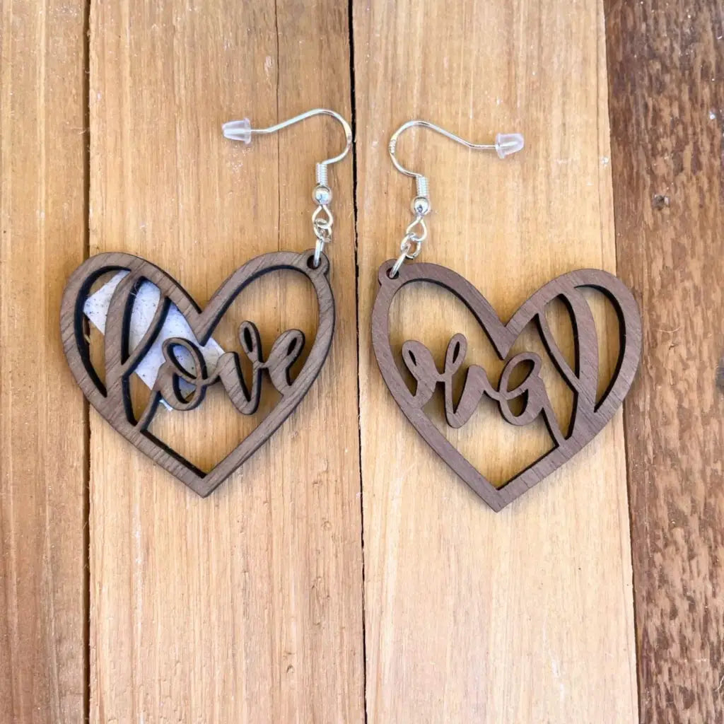 Ohrhänger ‚Herz aus Holz‘ – Handgemacht aus Nussbaum & 925 Silber mit Liebe