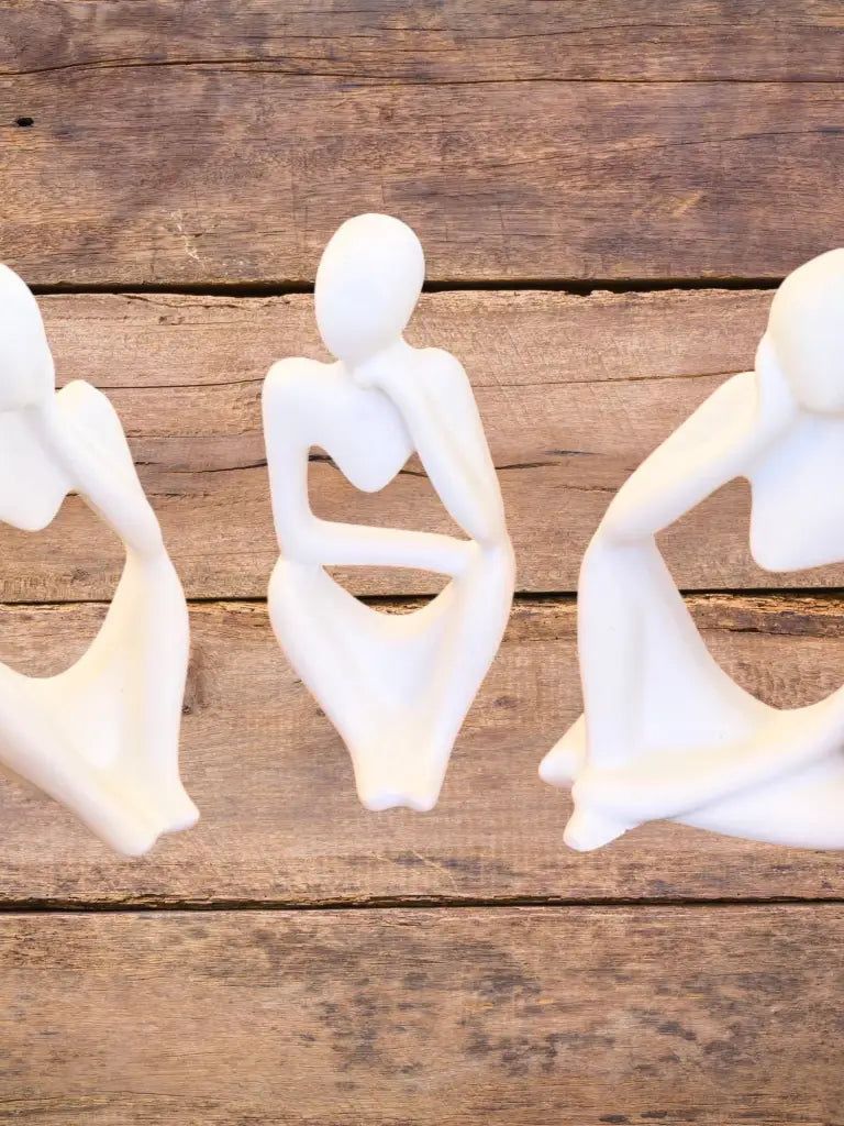 Keramische Denkerinnen – Drei holdselige Deko-Figuren aus edlem Ton handgemacht