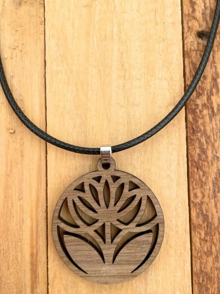 Holz-Amulett ‚Blüte von Walde‘ – Handgemachte Halszier aus Nussbaum