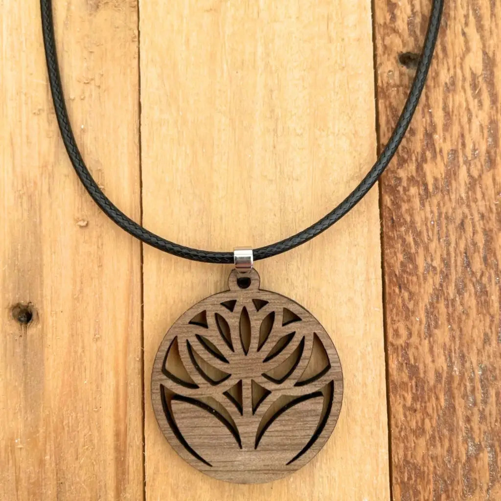 Holz-Amulett ‚Blüte von Walde‘ – Handgemachte Halszier aus Nussbaum
