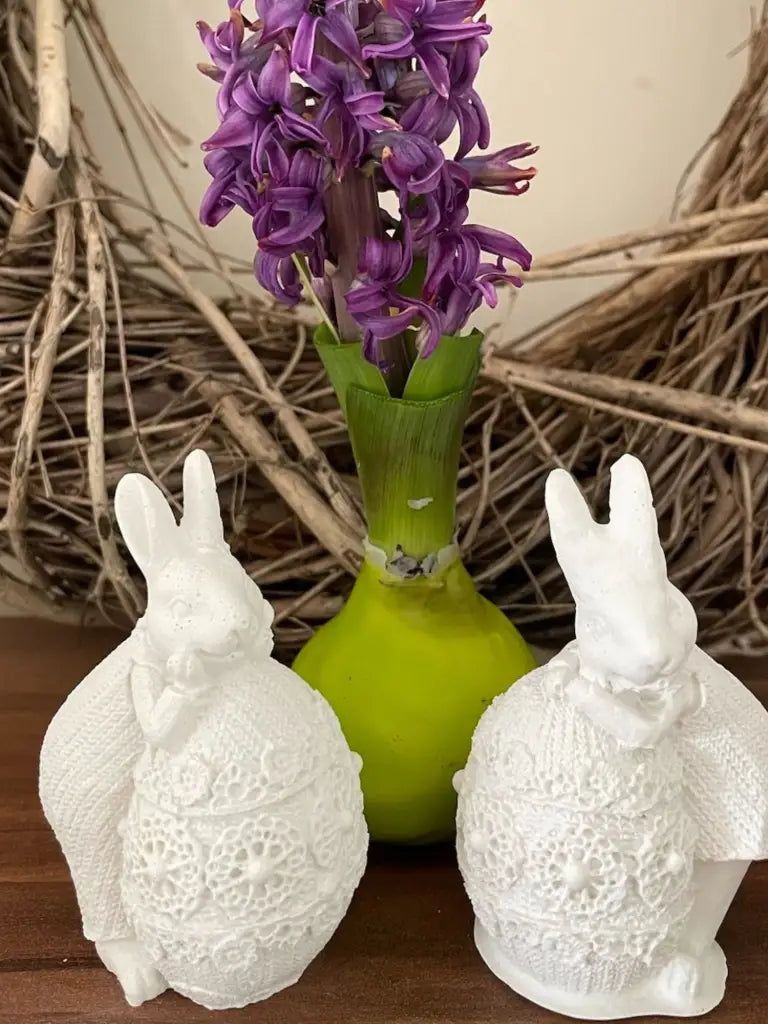 Herolden des Frühlings: Edles Duo von Osterhasen auf Zierlichen Eiern