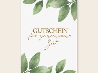 Vorschau: Weihnachtskarte „Gutschein für gemeinsame Zeit“ von etoni, Vorderseite: grüne Aquarell-Blätter rahmen den Schriftzug „Gutschein für gemeinsame Zeit“ ein