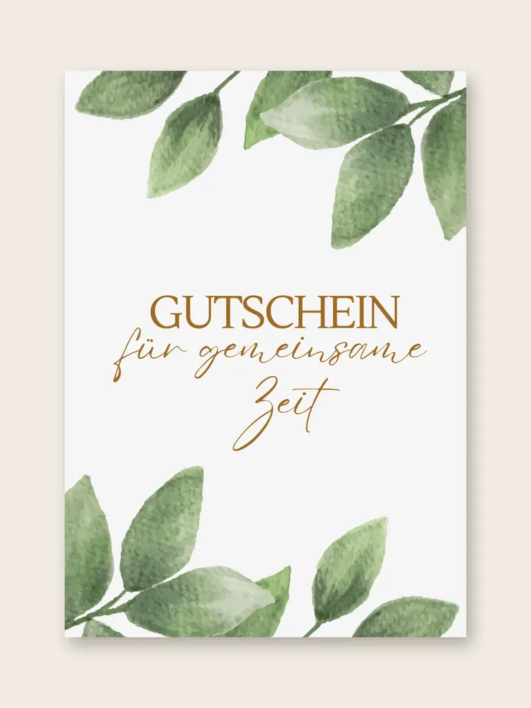 Weihnachtskarte „Gutschein für gemeinsame Zeit“ von etoni, Vorderseite: grüne Aquarell-Blätter rahmen den Schriftzug „Gutschein für gemeinsame Zeit“ ein