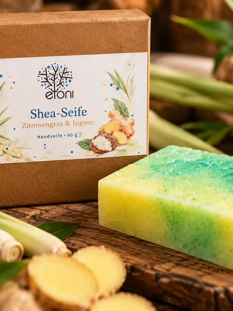 Shea-Seife Zitronengras & Ingwer von etoni — Seifenstück vor der Schachtel, daneben Ingwer und Zitronengras