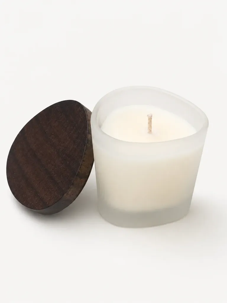 Sojawachs-Duftkerze 180 ml im mattierten Glas mit Nussbaum-Holzdeckel — Produktfoto