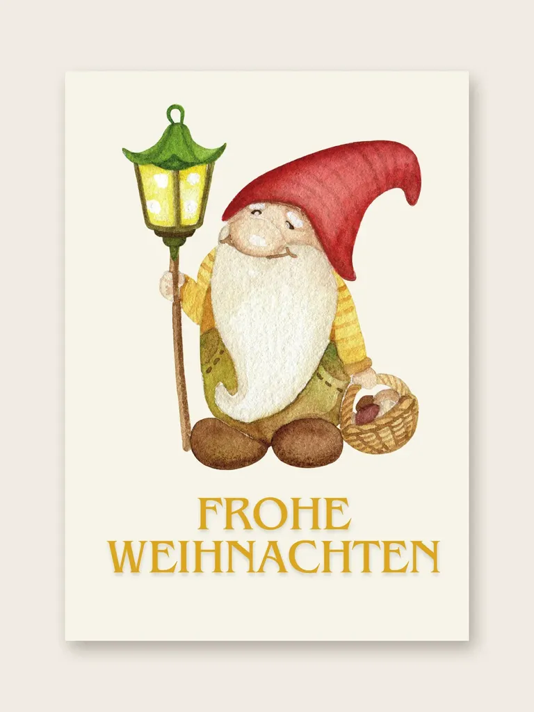 Weihnachtskarte „Wichtel mit Laterne“ von etoni, Vorderseite: Wichtel mit roter Zipfelmütze, Laterne und Pilzkorb im Aquarell-Stil, darunter „Frohe Weihnachten“ in Gold