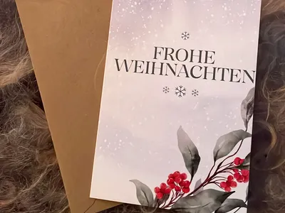 Vorschau: Klappkarte „Winterbeeren“ mit Kraftpapier-Umschlag auf einem hellen Fell