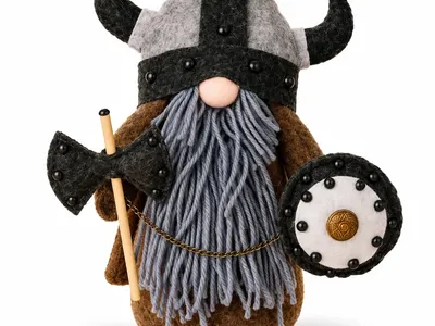 Vorschau: Wikinger-Wichtel Grimm Graubart mit langem grauem Wollbart, grauem Hörnerhelm, Axt und Rundschild vor weißem Hintergrund
