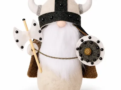 Vorschau: Wikinger-Wichtel Ulf Weißbart mit weißem Rauschebart, cremeweißem Hörnerhelm, Axt und Rundschild vor weißem Hintergrund