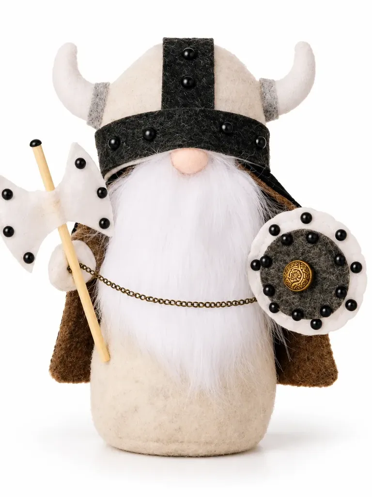 Wikinger-Wichtel Ulf Weißbart mit weißem Rauschebart, cremeweißem Hörnerhelm, Axt und Rundschild vor weißem Hintergrund